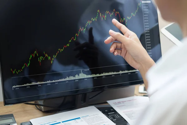 Trader Bolsa Valores Analisando Gráficos Gráfico Dados Várias Telas Escritório — Fotografia de Stock