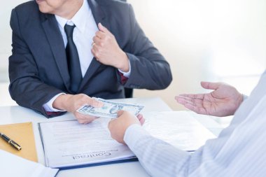 İşadamı ya da rüşvet ve para ile el sallayarak takım elbiseli, yolsuzluk ticaret Döviz kavramı alarak politikacı