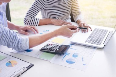 Genç öğrenciler rahatla, sınav evinde, kendi küçük işletme toplantı, ekip çalışması kavramı çalışma ile yeni bir proje üzerinde beyin fırtınası çalışma arkadaşları hazırlanıyor