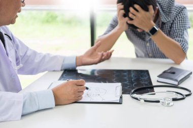 Sabırlı olmayı ikna umutsuz holding el doktor tarafından teşvik destek ve sempati ile rahatlatıcı. Hastane odasında
