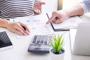 Genç öğrenciler rahatla, sınav evinde, kendi küçük işletme toplantı, ekip çalışması kavramı çalışma ile yeni bir proje üzerinde beyin fırtınası çalışma arkadaşları hazırlanıyor