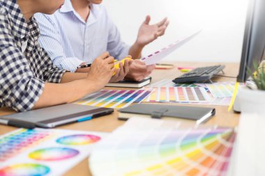 tasarımcı grafik yaratıcı yaratıcılık birlikte meslektaşı ile masada grafik tablet ve kalem kullanarak boyama çalışma 