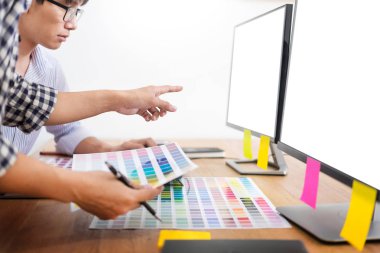tasarımcı grafik yaratıcı yaratıcılık birlikte meslektaşı ile masada grafik tablet ve kalem kullanarak boyama çalışma 