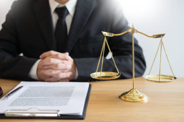 Mahkeme avukat avukat belgeleri ve tahta tokmak ile donatmak mahkeme salonunda üzerinde çalışıyor. Adalet tavsiye ve hukuk hakimi mevzuat kavramı