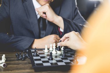 El işadamı rekabet kurulu oyun geliştirme analizi, strateji fikir yönetimi veya liderlik kavramı için satranç şekil taşıma