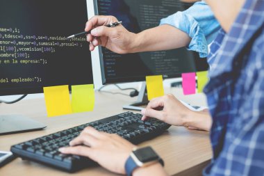 Programcı Outsource geliştirici teknolojileri web sitesi tasarım kodlama takım. Mobil uygulama yazılımı, siber uzay kavramı.