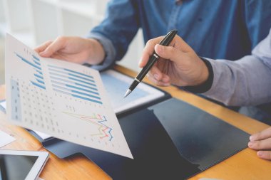 Başlangıç takım çalışması beyin fırtınası toplantı strateji grafik planlama ve yatırım finansal plan 