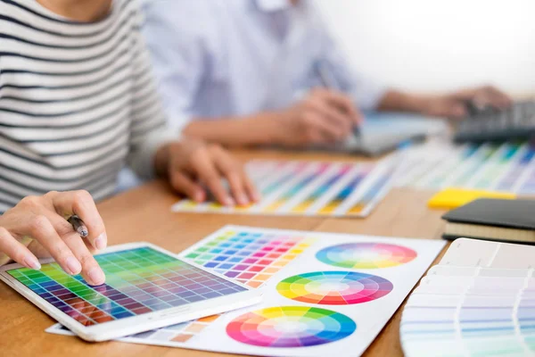 Projektant Graficzny Kreatywność Kreatywnych Pracujących Razem Kolorowanie Pomocą Tabletu Pióra — Zdjęcie stockowe