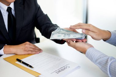 İşadamı ya da rüşvet ve para ile el sallayarak takım elbiseli, yolsuzluk ticaret Döviz kavramı alarak politikacı