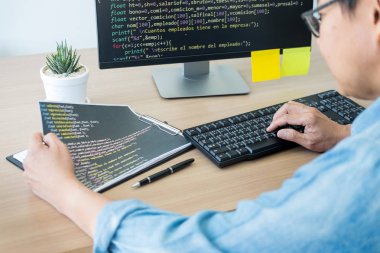 Programcı Outsource geliştirici teknolojileri web sitesi tasarım kodlama. Mobil uygulama yazılımı, siber uzay kavramı.