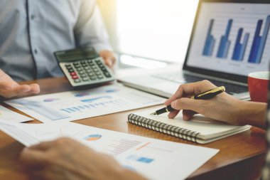 Başlangıç takım çalışması beyin fırtınası toplantı strateji grafik planlama ve yatırım finansal plan 