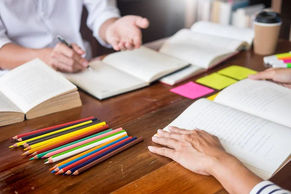 Giovani Studenti Compagni Classe Aiutano Amico Recuperare Cartella Lavoro Apprendimento — Foto Stock