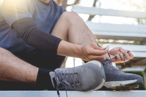 Atleta Maschile Allacciatura Lacci Scarpa Scarpe Ginnastica Piedi Nudi Minimalista — Foto Stock