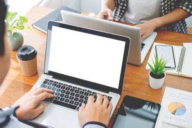 İş yaratıcı iş arkadaşlarınızla toplantı sonuçları grafik gösterilen tartışırken takım ve iş grafik