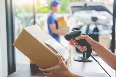 Kurye makine parça yanında keying parsel paket kutuyu işaretleyerek office gemi önce araçları ve veri makaleler iş iş kadın evde eller.