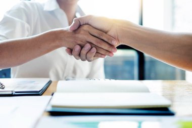 Müzakere iş, bir buluşma bitirme bağlantı anlaşma kavram başarılı oldu sonra ortaklarla birlikte tokalaşırken iki emin iş adamı