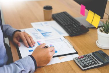 kavramı Yöneticiler iş takım tasarımcı çalışma ile birlikte yeni başlangıç projesi ile tablet pc ve laptop modern ofis, takım çalışması, beyin fırtınası