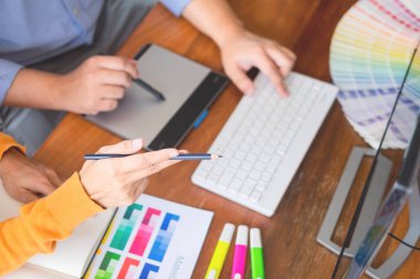 Grafik tasarım ortakları yenileme ve teknoloji kavramı - bir masaüstü bilgisayar ve bazı renk örneklerini kullanarak seçimi üzerinde birlikte çalışma