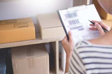 İşadamı girişimci dükkanı sahibi onay sipariş veya hangi Doğum odasında olmak stok listesi stokta. iş online, e-ticaret kavramı