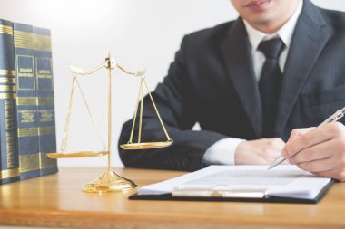 Mahkeme avukat avukat belgeleri ve tahta tokmak ile donatmak mahkeme salonunda üzerinde çalışıyor. Adalet tavsiye ve hukuk hakimi mevzuat kavramı