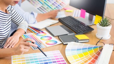 tasarımcı grafik yaratıcı yaratıcılık birlikte meslektaşı ile masada grafik tablet ve kalem kullanarak boyama çalışma 