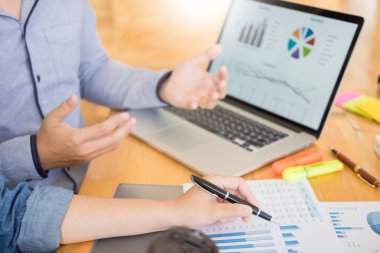 Başlangıç takım çalışması beyin fırtınası toplantı strateji grafik planlama ve yatırım finansal plan 