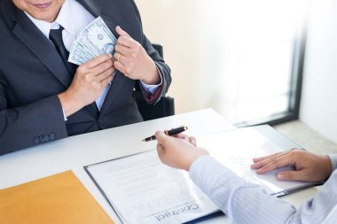 İşadamı ya da rüşvet ve para ile el sallayarak takım elbiseli, yolsuzluk ticaret Döviz kavramı alarak politikacı