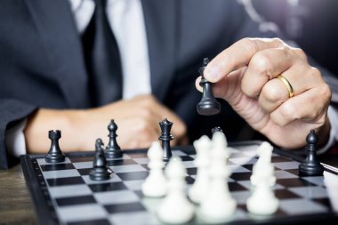 El işadamı rekabet kurulu oyun geliştirme analizi, strateji fikir yönetimi veya liderlik kavramı için satranç şekil taşıma