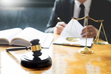 Sözleşme kağıtları ile çalışma ve deneme üzerinde başkanlık ederken bir mahkeme, Adalet ve hukuk kavram hukuk kitap okuma erkek avukat