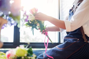 Genç kadın el sıcak kazak örgü. Konsept yatak odasında rahatlatıcı pencere yakınındaki eski koltuk bakimi