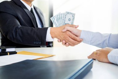 Genç kadın el sıcak kazak örgü. Konsept yatak odasında rahatlatıcı pencere yakınındaki eski koltuk bakimi