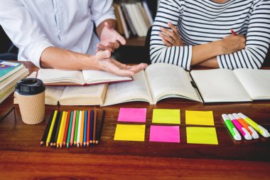 Genç kadın el sıcak kazak örgü. Konsept yatak odasında rahatlatıcı pencere yakınındaki eski koltuk bakimi