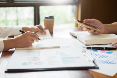 Genç kadın el sıcak kazak örgü. Konsept yatak odasında rahatlatıcı pencere yakınındaki eski koltuk bakimi