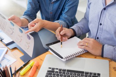 Başlangıç takım çalışması beyin fırtınası toplantı strateji grafik planlama ve yatırım finansal plan 