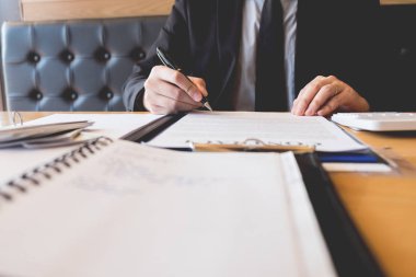 Emlak müteahhidi Aracısı ve oturum anahtarları yeni evin, Property ajan vererek verilmesi belgesi üzerinde alıcı için teklif 