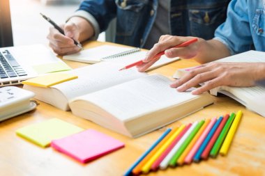 Öğrenciler öğrenme eğitim ve Kitaplar ders kitapları, üniversite genç insanlar takım birlikte kavramı konu tartışmaya beyin fırtınası gençler genç eğitim eğitim