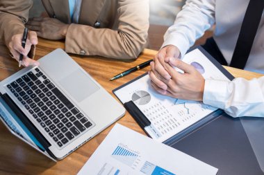 Ekip çalışması başlangıç proje büyük yapma planlama tartışma toplantı çalışma birlikte, beyin fırtınası işlem iş başarı modern coworking ofis takım.