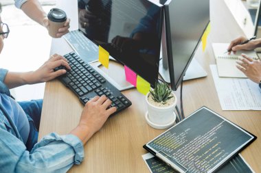 Programcı Outsource geliştirici teknolojileri web sitesi tasarım kodlama takım. Mobil uygulama yazılımı, siber uzay kavramı.