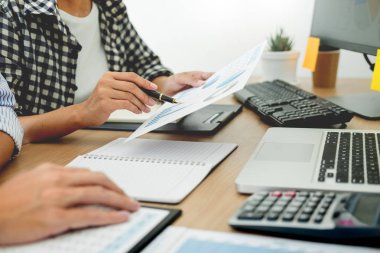 İş adamları toplantı konferans masa, kurumsal insanlar kavramı çalışma çözümleme finansal belgeler takım