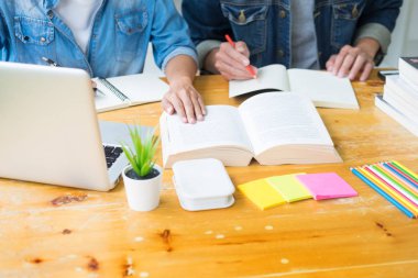 Öğrencilerin eğitim ve halk kütüphanesinde Internet online öğrenme üniversite kampüsünde beyin fırtınası. 