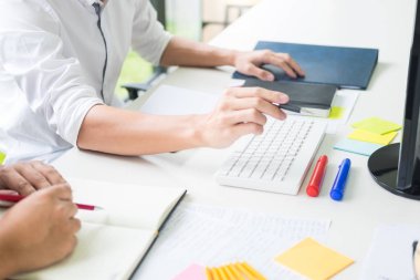 Grup çeşitli genç yetişkinler Üniversitesi Öğretmen sunum iş bilgi öğrenci veri, eğitim kavramı tartışmaya laptop 