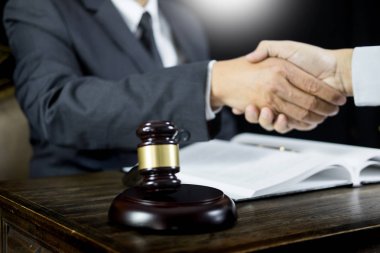 Yargıç ve bir sözleşme anlaşması tartışmak toplantı ya da vermek yasal tavsiye avukatlar sahip iyi işbirliği sonra mahkeme, arka planda tokalaşırken istemci