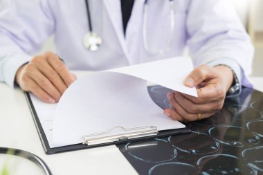 Doktor çalışma yazı evrak ve hastalık ve hastanın tedavi, sonuçlarını çözümleme gerçekleştirir kavramı, sağlık ve Tıp