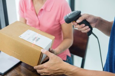 Kurye makine parça yanında keying parsel paket kutuyu işaretleyerek office gemi önce araçları ve veri makaleler iş iş kadın evde eller.