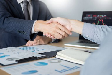 Hisse senedi grafiği, iş ticaret kavramı üzerinde işbirliği işadamı arasında el sallayarak