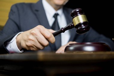 Adalet ve hukuk kavramı. Ahşap masa ile belgeler., avukat mahkeme Yargıç adalet tokmak yasal mevzuat kavramı üzerinde bir mahkemede erkek yargıç