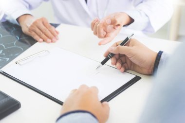 Doktor hastaya tartışıyor ve tıbbi bilgi ve tanı, tıp ve sağlık kavramı açıklayan bir Danışma veren.