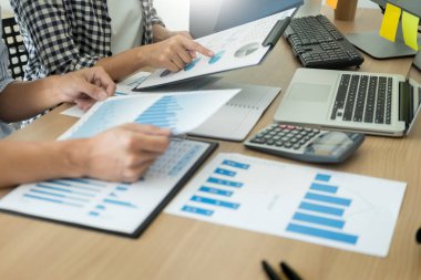 İş adamları toplantı konferans masa, kurumsal insanlar kavramı çalışma çözümleme finansal belgeler takım