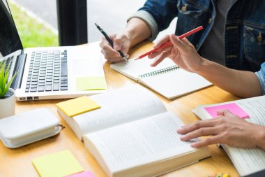 Öğrencilerin eğitim ve halk kütüphanesinde Internet online öğrenme üniversite kampüsünde beyin fırtınası. 