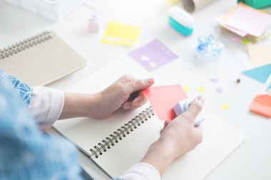 Kadın eli hurda rezervasyon veya diğer Festival süsleri DIY aksesuarlar düzenleme yapmaya kağıt kesme